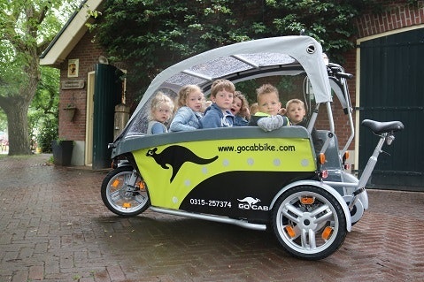 In de GoCab fietstaxi passen 8 kinderen