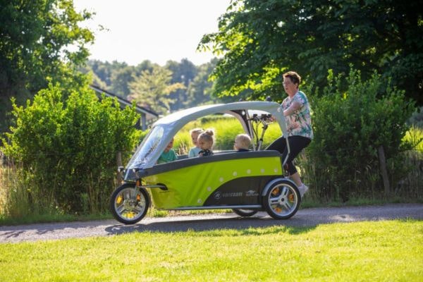 GoCab Een veilige driewielfietstaxi voor 8 kinderen