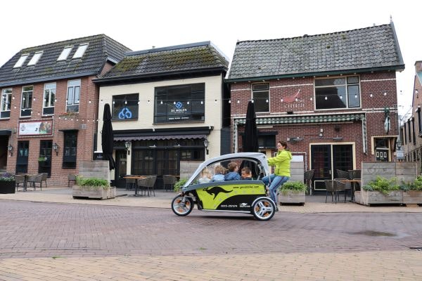 GoCab aan het fietsen kinderen stadse omgeving