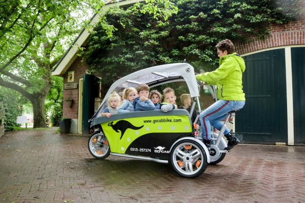 De GoCab wordt in beweging gebracht door te fietsen