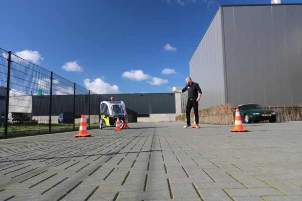 GoCab fietstaxi geeft rijinstructies op locatie
