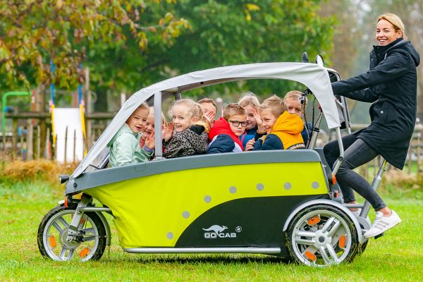 GoCab fietstaxi voor 8 kinderen en bestuurder