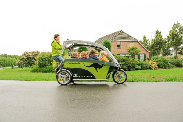 S'cool Bus: Ramassage scolaire cycliste ... - Page 2 GoCab-fietstaxi-voor-kinderen-begeleider-kinderen-fietsen